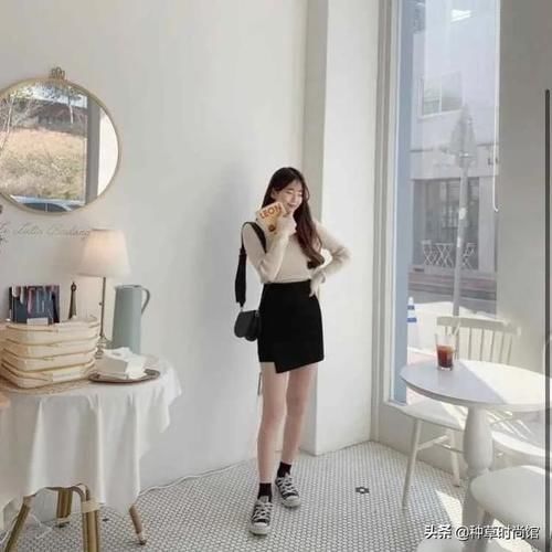 『 反差感』+ 裙子”才是今春王炸穿搭，扔掉高跟鞋！“平底鞋