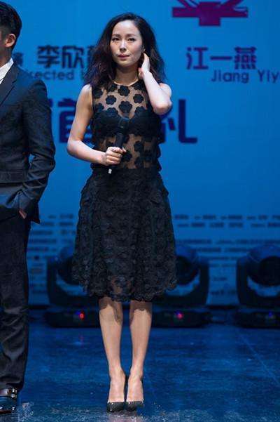 江一燕太大胆了! 薄纱裙印出bra, 网友: 还好穿了安全裤