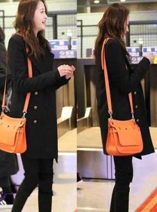 关晓彤真会穿，蓝色超短格子裙短到天际，网友：还敢再短点吗？