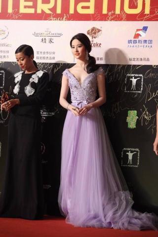 周迅素颜在机场，连眉毛都不画却气质出众，网友：这才是明星