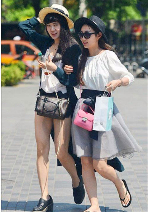  「小美女」街拍：黑色遮阳帽，白+灰拼接的连衣裙，小美女清纯靓丽