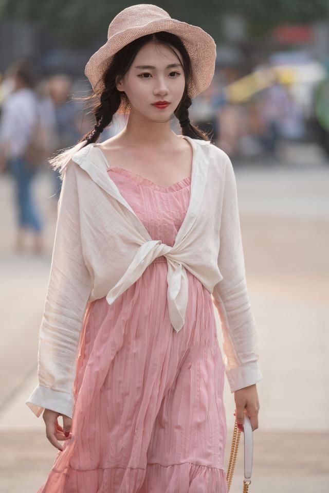 重庆街拍:防晒衣穿出菠萝风仙女，粉丝遮肚子减龄连衣裙搭配草帽