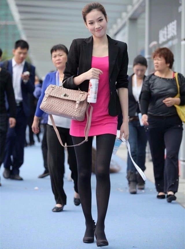 『 美女』这么修长的身材令人羡慕不已，街拍：高挑美女的穿搭术