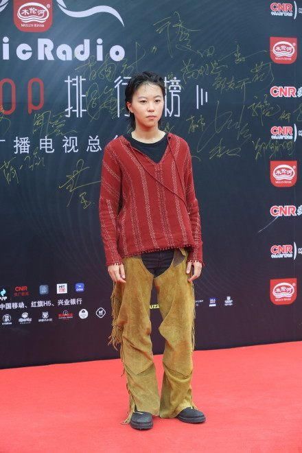 窦靖童将麻布衫穿到红毯上，真叫绝了，网友：比王菲还个性