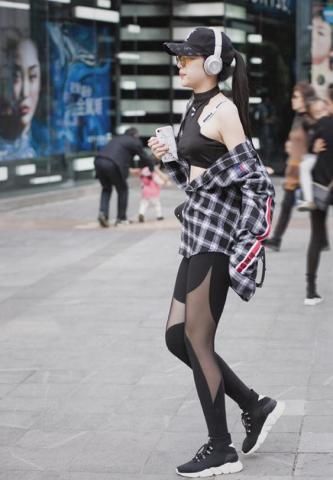 打底裤这样的搭配,好看又简约,更显青春迷人