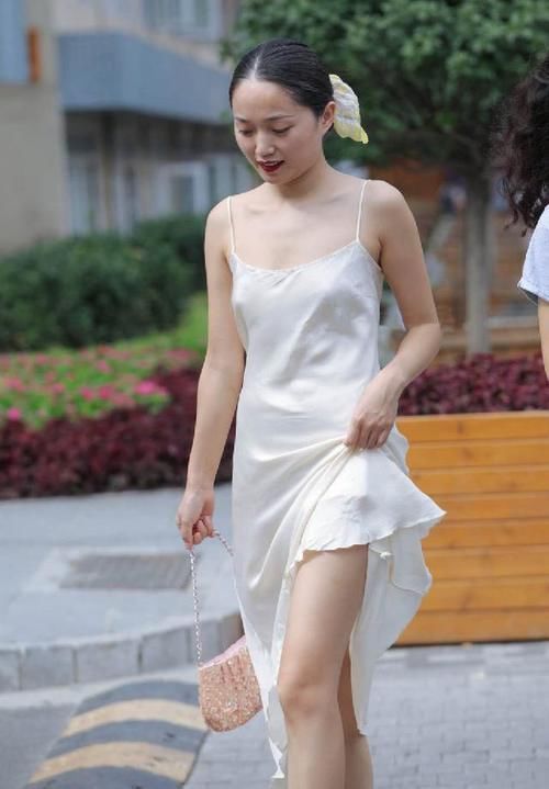 绸缎■春季轻熟风的穿搭,奶白色绸缎吊带裙+高跟拖鞋,尽显国际大牌范