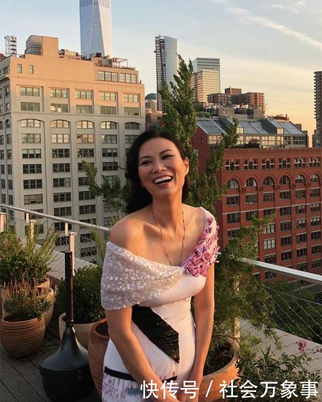 50岁邓文迪时尚路走偏了，印花裙扮嫩太过，最终还是输给了年龄