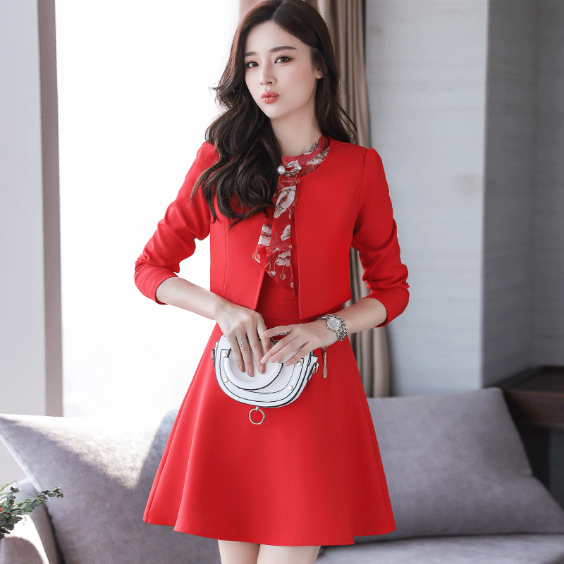 7080女人，秋天就该这么打扮，名媛套装+高跟鞋，美的很特别