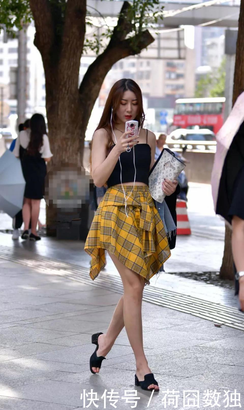 [ 显瘦]脸型很显胖，但身材显瘦很匀称苗条，街拍：打扮很时尚的性感女孩