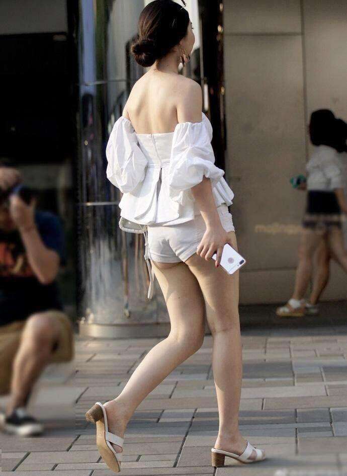 街拍: 清凉出街的小姐姐, 大胆的露背装时尚又新潮