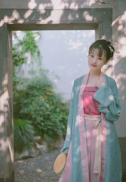  『款褙子』汉服科普：宋制褙子如何搭配春夏装，与明制披风有何不同？