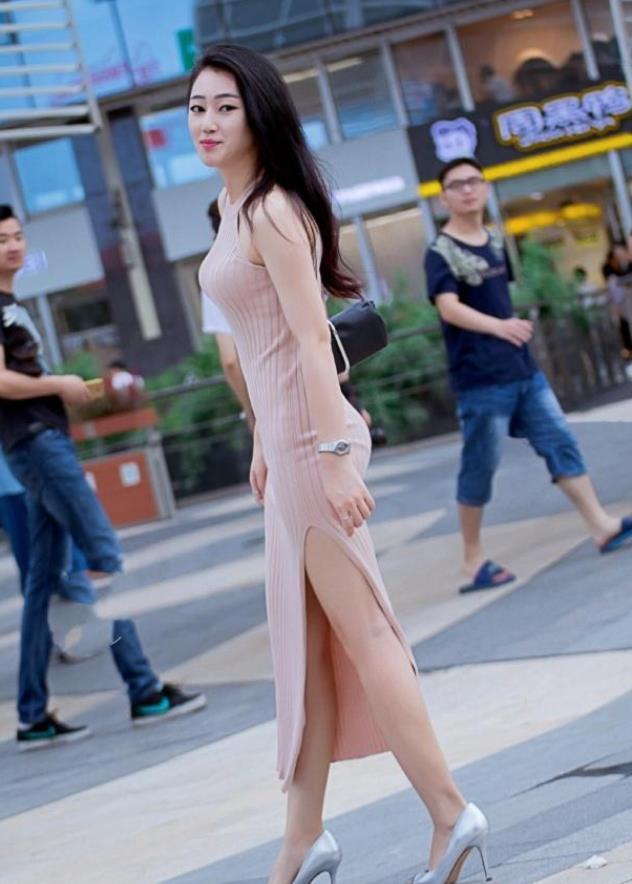  #美女#街拍：身材高挑的美女，一条针织开叉连衣裙，时尚女性魅力十足