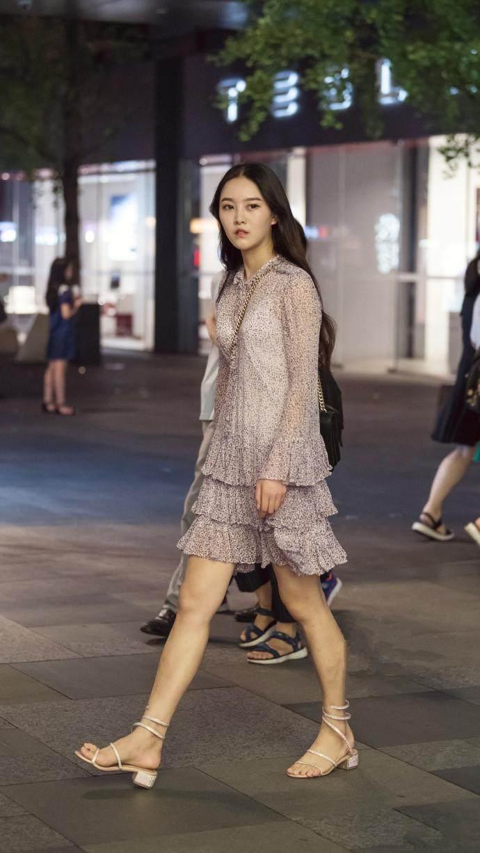 街拍：清纯唯美的邻家女孩，身材颜值无可挑剔，忍不住多看两眼！