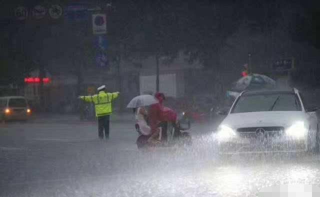 天开■暴雨天开双闪算违章吗?用错灯很容易扣分!