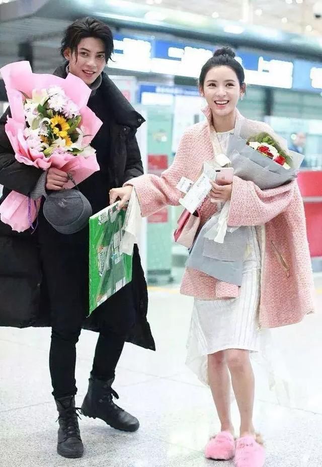 王思聪要后悔！张予曦穿黑色薄纱上衣性感撩人，女人味十足！