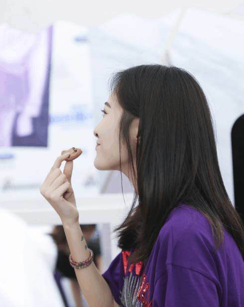 路人街拍：小姐姐穿衣很个性，路人都说美女与野兽的组合！