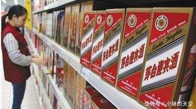 韩国大妈来中国旅游，拿了2瓶茅台准备结账，导游却指了指价格！