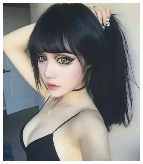 “暗黑芭比”妆后疯狂吸粉，卸妆后更惊艳，网友纷纷求交往！