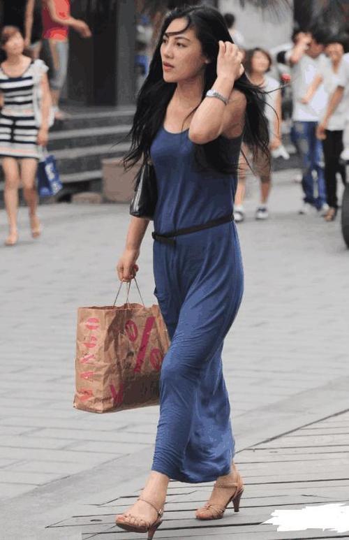 街拍: 第一位小姐姐穿的实在也太透了吧, 你男朋友都不管你吗?