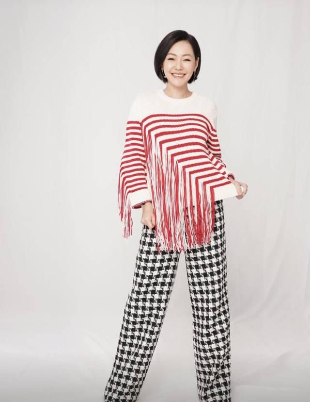  『长款外套』小S穿衣搭配真胆大，不对称上衣外套配高筒靴时髦洋气，魅力十足