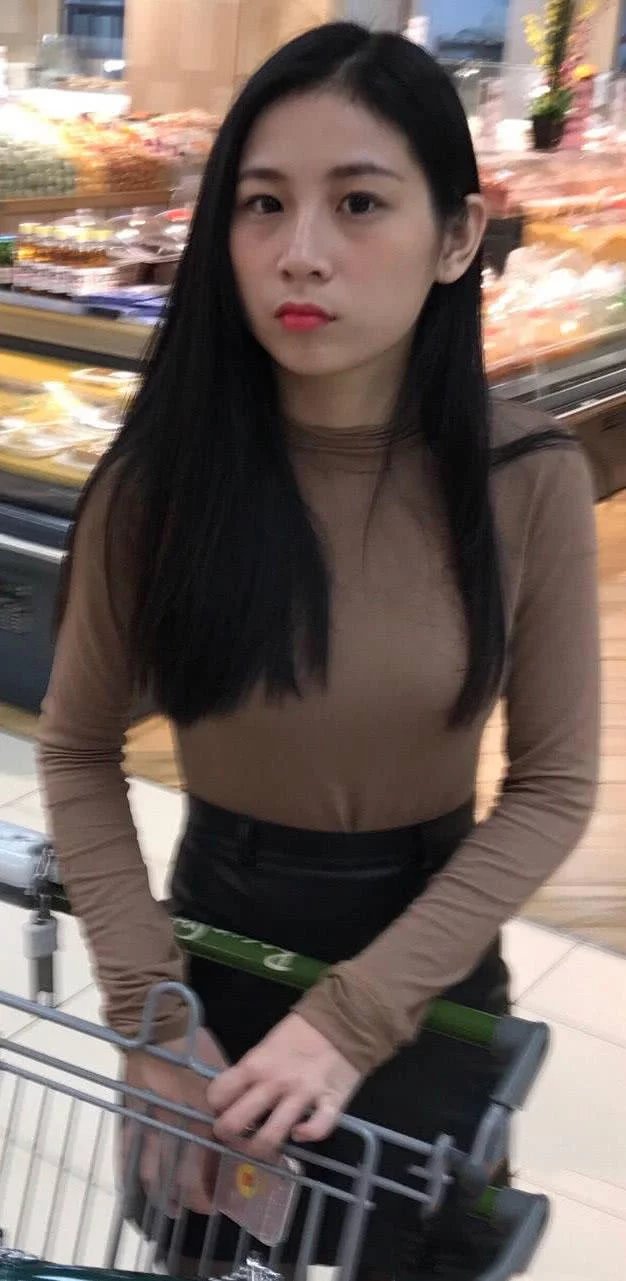 时尚穿衣 性感的女朋友逛商场，小皮裙黑丝袜皮肤白，长得很漂亮