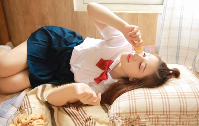 娃娃脸美女校花飘逸长发日系制服唇红齿白写真图片