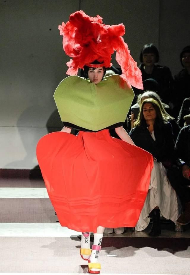 『大赛』时尚界迷之设计大赛!背上绑张床走秀,拎包入住吗?