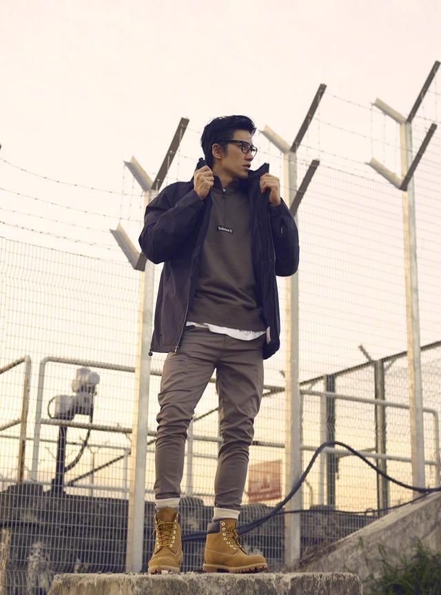 身穿灰色衣的陈传多，年纪虽老，但看样子却像刚刚出来的青年