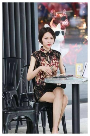 街拍：图二穿吊带小背心，让人看得蠢蠢欲动，简直就是出水芙蓉！