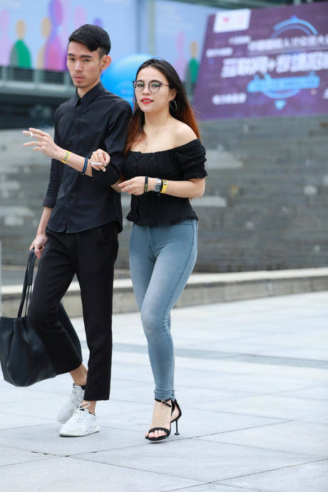 街拍路人，清爽简约的搭配应季又时尚，小蛮腰真的加分不少！