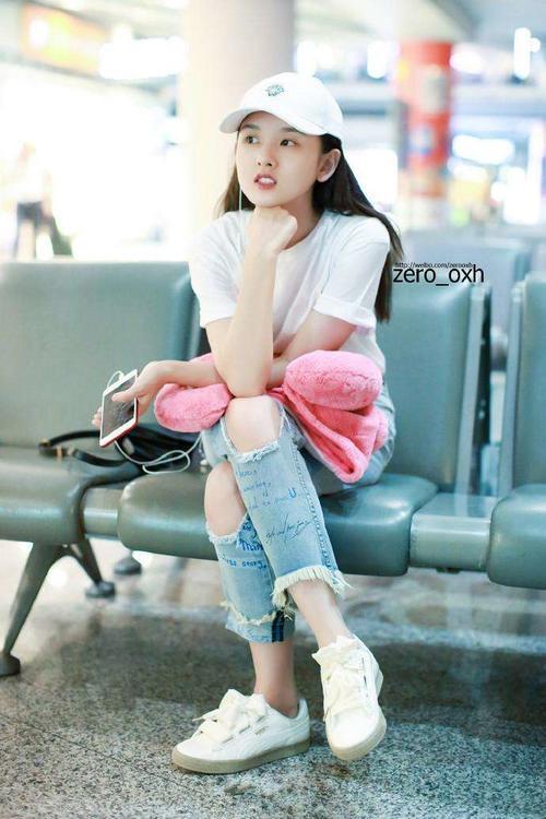 宋祖儿穿“破烂裤”现身机场，翘腿摆拍显可爱，网友：比我们的脸