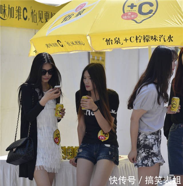 街拍大热天做活动的丝袜美女，这大长腿搭配黑色高跟鞋简直绝了