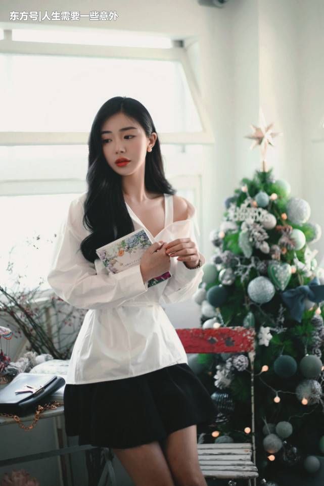 清秀俏丽的气质美女，精致短裙纯美又大气，冷艳文艺风气场很足!