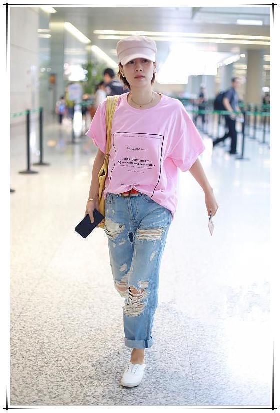 43岁林志玲和42岁马伊琍同穿粉T恤，网友：与其装嫩不如优雅老去