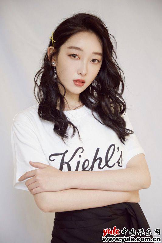 蒋梦婕＂蜜桃肌＂柔嫩惊艳 现场分享护肤心得反响好