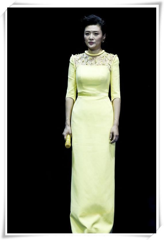 当50岁周涛扎上麻花辫，网友直呼：嫩炸天！这气质不是董卿能比的