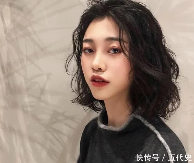  女生@小个子女生别留“黑长直”，今年最流行的4种短发，既显高又瘦脸