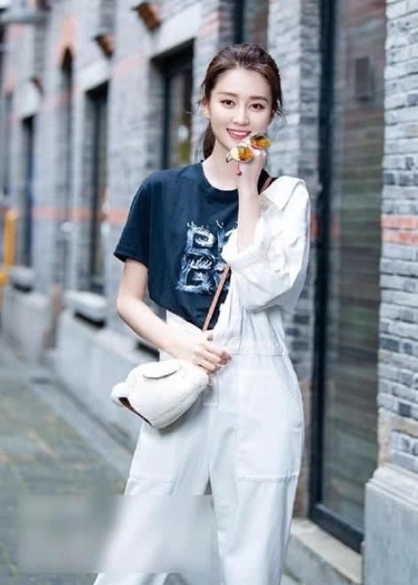 乔欣越来越会穿了，连体裤只穿一半就出街?不过却意外好看!