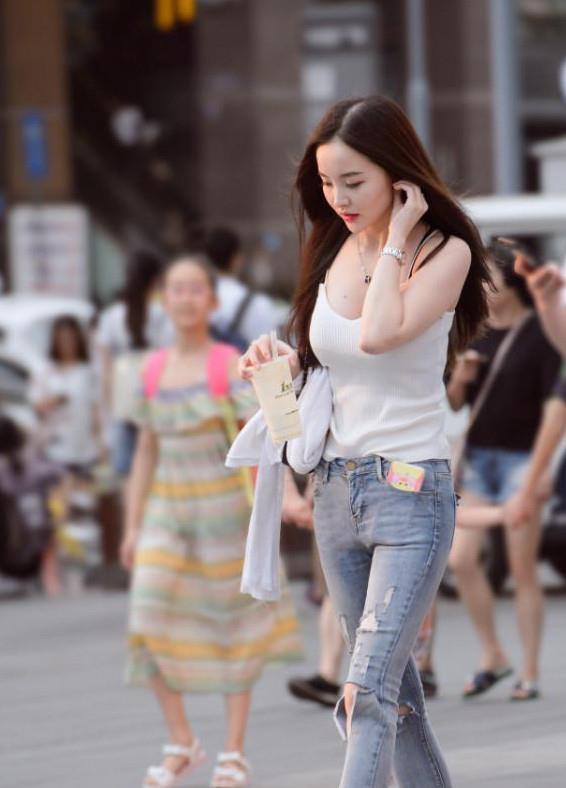 街拍:“S”型身材是什么样子?图二给出完美的解释!