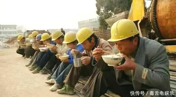 农民工提前1个月返乡，返乡潮出现，专家从2个方面道出苦涩