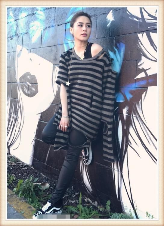 阿娇真能凹!穿皮衣非要露出半个肩膀，网友:她未婚夫心真大!