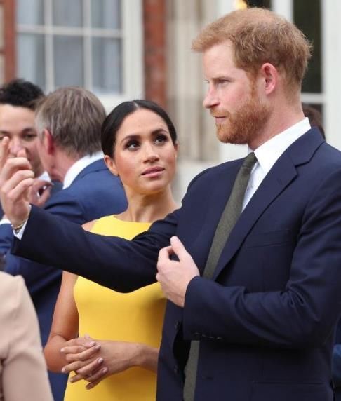 凯特王妃穿小黄裙，梅根王妃穿小黄裙，网友:气质差距太大了!