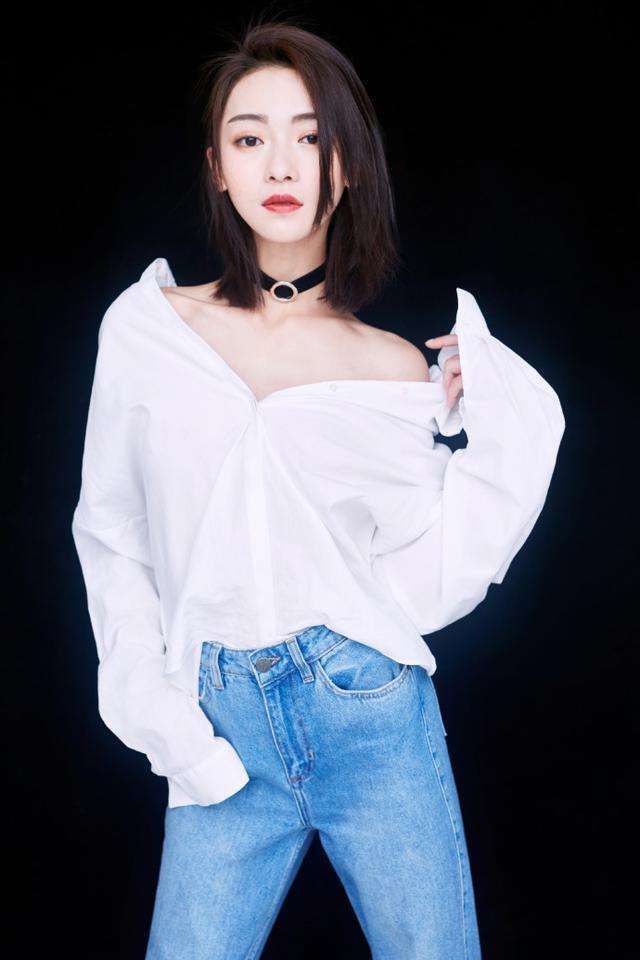 88斤的吴谨言穿小码衬衫裙都塞不满，网友：身材又瘦又柴！