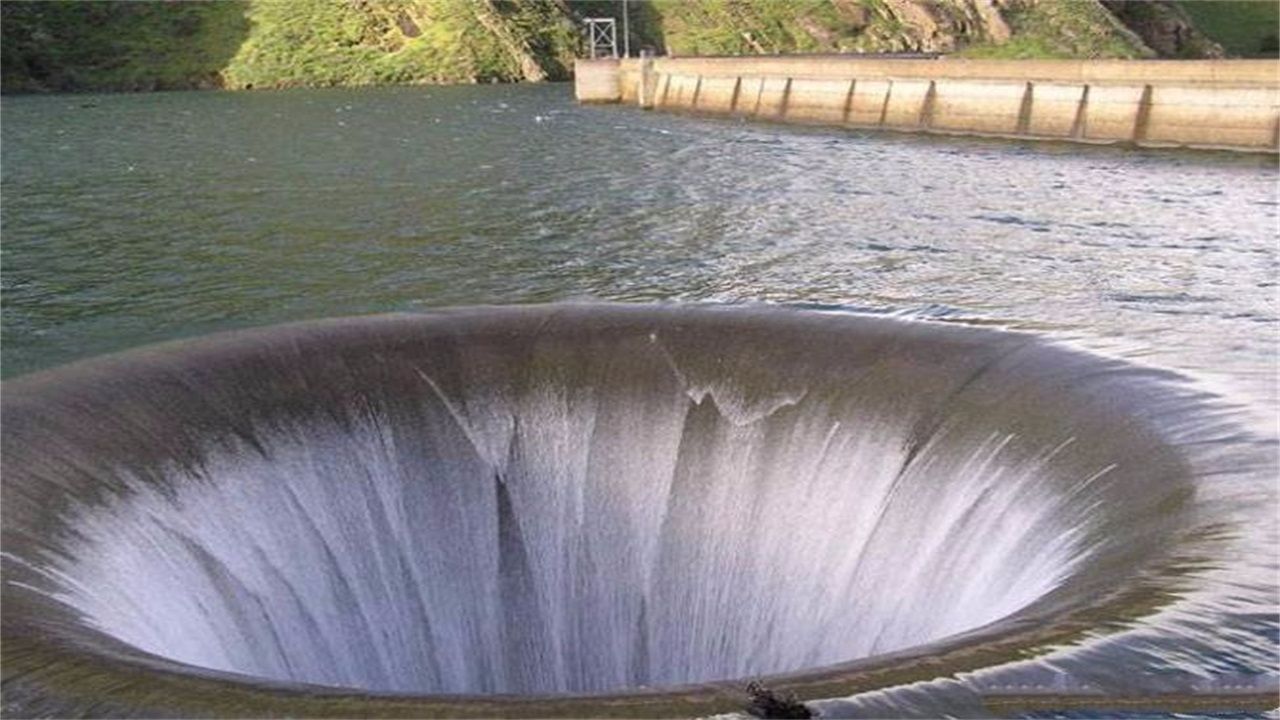 世界七大人工洞之一，直径达22米，水流量可达到4.8万立方