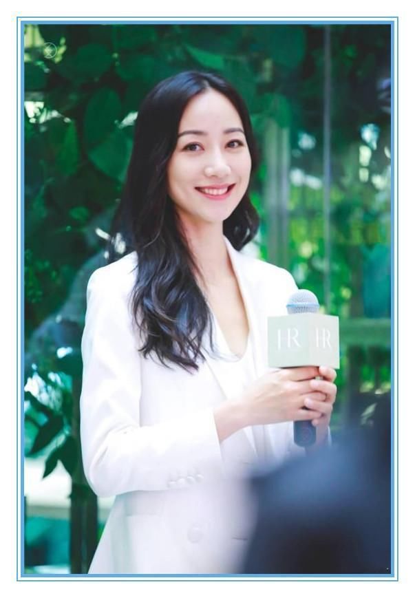 当35岁韩雪与42岁赵薇同穿白西装，才知道仙气和霸气的差距有多大