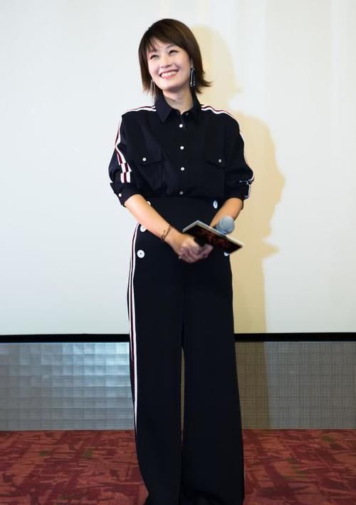  『气质』马伊琍好懂时尚，黑色商务装穿出运动风气质，“蚂蚁身材”真有料