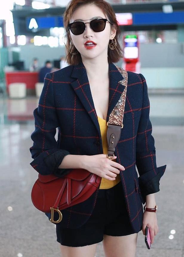 景甜现身被拍无修图,红唇瓷肌秀长腿