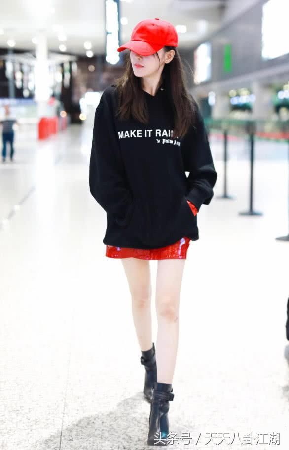 以前被郑爽的腿惊艳到了，张天爱告诉你什么是真正的“漫画腿”!