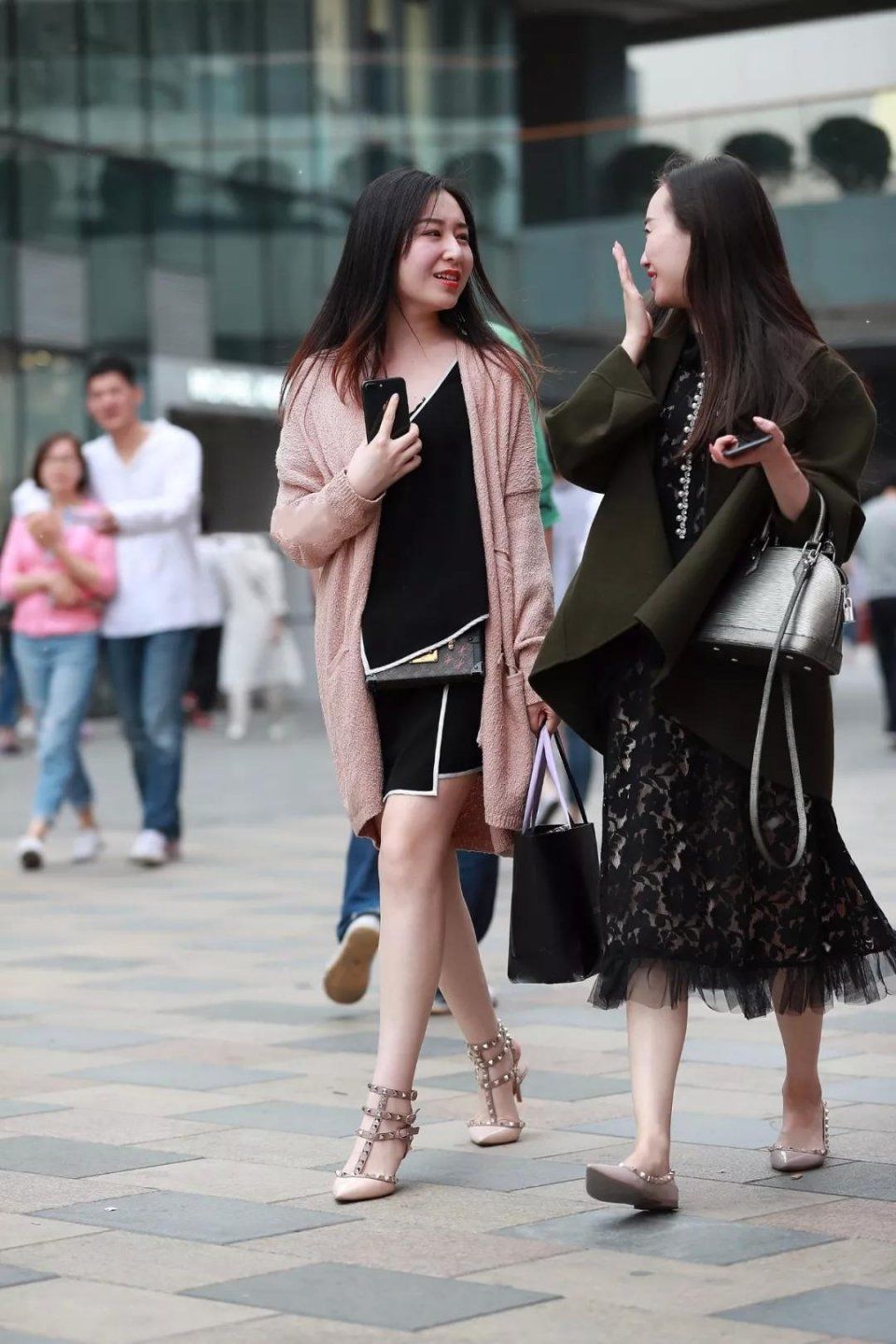 身材略丰满，肤白性感的长发美女，美腿亮白，离不开的小姐姐