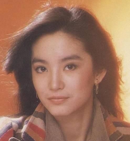  「合照」林青霞的穿搭，时髦了40年，网友：和胡因梦合照的那套，真不错